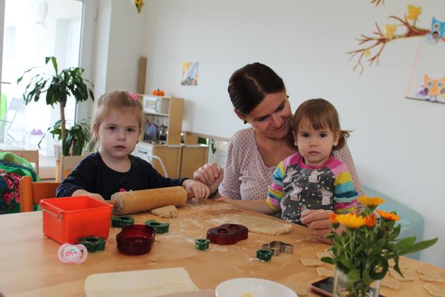 Betreuerin Bettina Starzer backt Vollkornkekse mit Dalia und Jana. | Foto: BRS/Losbichler