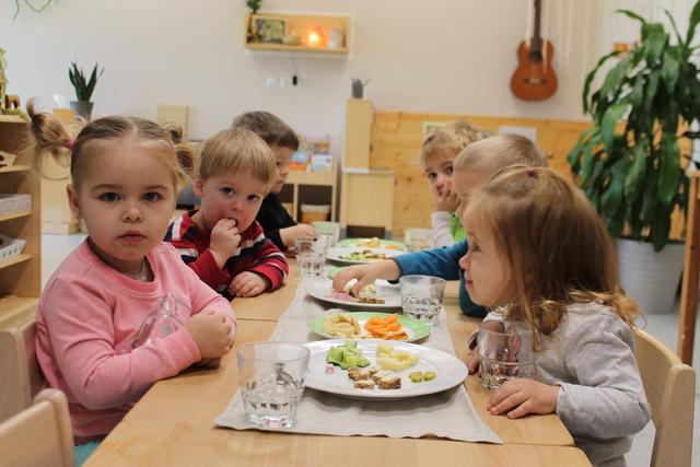 Am Vormittag bereiten die Betreuerinnen gemeinsam mit den Kindern eine gesunde Jause zu. | Foto: BRS/Losbichler