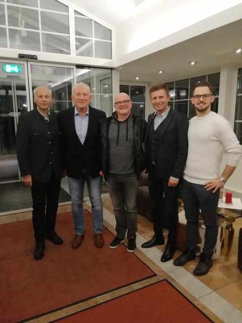 Beim SVF-Jahresabschluss: Bgm. Bernd Hermann, Obmann Josef Sailer, Hauptsponsor Hans Kilger, Trainer Ewald Klampfer und Kapitän Daniel Paul (v.l.)