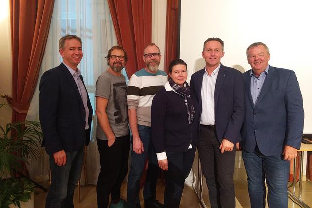 Mag. Johannes Sykora, Stadtrat für Öffentliche Einrichtungen, Sicherheit, Familie und Gesundheit, Wolfgang Mayrhofer, Stadtrat für Jugend, Sport, Langenlebarn und Vereinsförderung und Kultur-Gemeinderat Peter Höckner mit Susanne Pointner (Stadtgemeinde Tulln) und Vertretern der teilnehmenden Vereine.