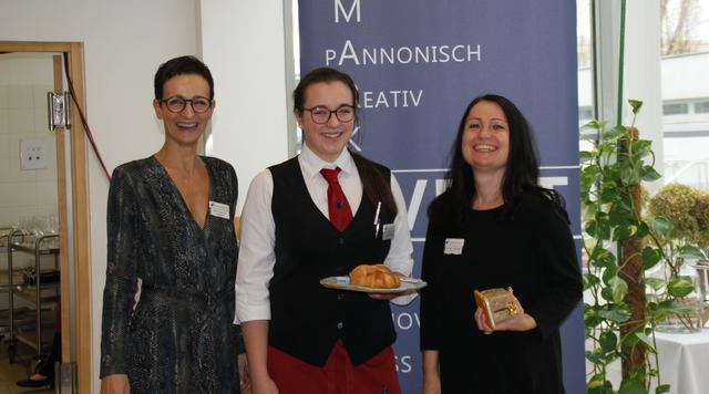 Direktorin Mag. Laminger und Dipl. Päd. Bors vor dem durch Schüler professionell geführte Schulrestaurant.