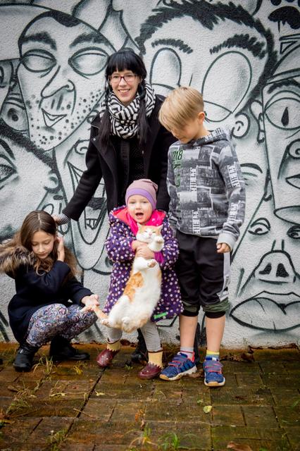 Traditionsmensch: Fabienne Hubner mit ihren drei Kindern.