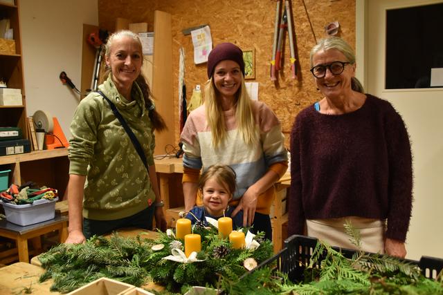 Hannah, Martina, Olivia und Gigi aus Mils bastelten zusammen einen Adventkranz. | Foto: Michael Kendlbacher