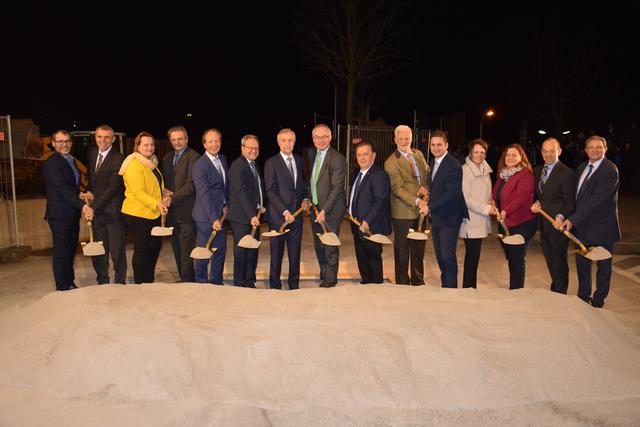 v.l.n.r.: Andreas Lausch, MBA, MSc, MAS, Pflegedirektor Robert Eberl, Mag. Ph. Dr. Martina Grubmüller, Mag. Wolfgang Schrenk, Dr. Andreas Reifschneider, Dipl. KH BW Helmut Krenn, Prof. Univ. Doz. Dr. Manfred Weissinger; LH-Stellvertreter Dr. Stephan Pernkopf, Bürgermeister Labg. Franz Mold, Bezirkshauptmann Hofrat Michael Wiedermann, Abg.z.NR Lukas Brandweiner, Mitglied des Bundesrates Andrea Wagner, LAbg. Mag. Silvia Moser, Prof. Mag. Franz Huber, Dipl. KH-BW Franz Waldecker
