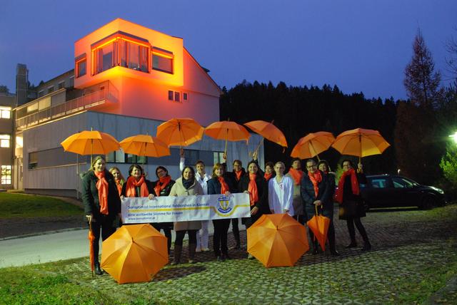 Die Mitglieder des Soroptimist Vereins Feldkirchen nahmen das beleuchtete Krankenhaus in Waiern in Augenschein.