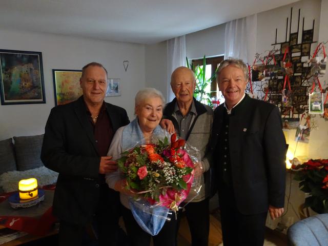 Erika und Erich Riezinger wurden von Vizebürgermeister Gamsjäger (li) und Bürgermeister Scheutz (re) beglückwünscht. | Foto: Gde. Hallstatt