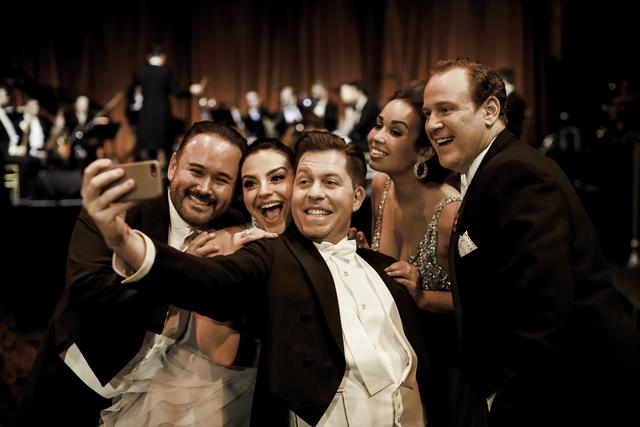 Der Wiener Kulturmanager Daniel Serafin (Mitte) bringt Wiener Ballflair in die amerikanische Großstadt New York.