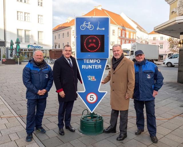 Bürgermeister Klaus Schneeberger und Stadtrat Franz Dinhobl stellen die neue Radarbox mit dem Ordnungsdienst vor.