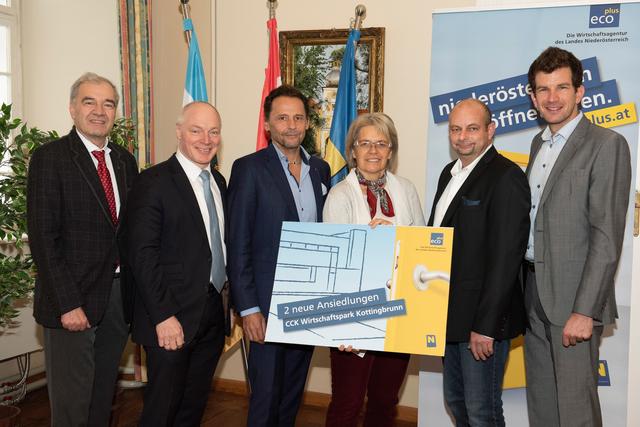 v.l. ecoplus Prokurist Gerhard Schmid, ecoplus Geschäftsführer Helmut Miernicki, Michael Lorenz, VSL Mehrwegverpackungen GmbH, Wirtschaftslandesrätin Petra Bohuslav, Harald Weinkum, Schlosserei Plank, Bürgermeister Christian Macho, Marktgemeinde Kottingbrunn -