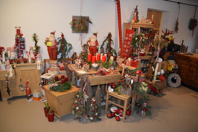Farbenfrohe Weihnachtsdekoration im ganzen "Stadl"