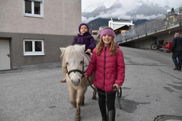 Emma und Giuliana aus Rinn hatten viel Spaß mit dem Ponny. | Foto: Michael Kendlbacher