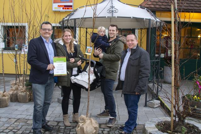 Geschäftsführender Gemeinderat Peter Hießberger, Julia Stromeyer mit Tochter Lea, Florian Stromeyer mit Sohn Elias und Geschäftsführender Gemeinderat Manuel Erber.