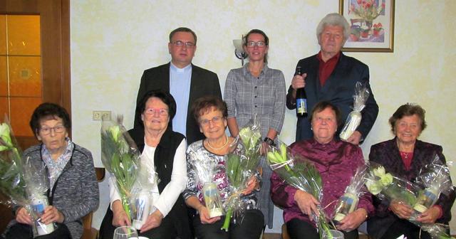 Gertrud Glötzl, Waltraud Hauer, Berta Binder, Anna Eckl, Leopoldine Erber.
Zweite Reihe: Pfarrer Marek Jurkiewicz, Bürgermeisterin Karin Gorenzel, Johann Baumgartner.