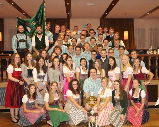 Die Mitglieder der LJ Ansfelden präsentieren voller Stolz den gewonnen Wanderpokal.