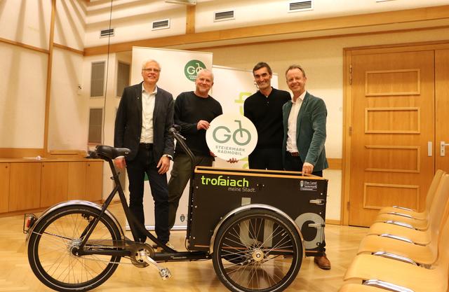 Setzen auf zwei Räder: Radverkehrsbeauftragter Heinz Balloch, Sebastian Reinberg (komobile), Bernhard Krause (Land Steiermark) und Bürgermeister Mario Abl (v.l.).