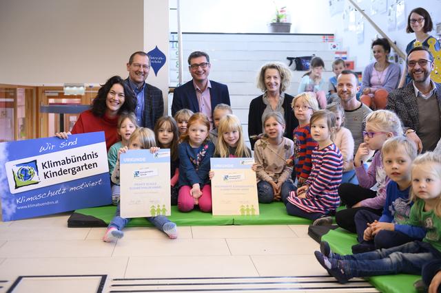 V.l.n.r.: Ingrid Felipe, Franz Tichy (GF slw), Andrä Stigger (GF Klimabündnis Tirol), Vizebgm. Gabriele Kapferer-Pittracher, Matthias Haslwanter (KG Elisabethinum), Klaus Springer (Pädagogische Leitung slw)