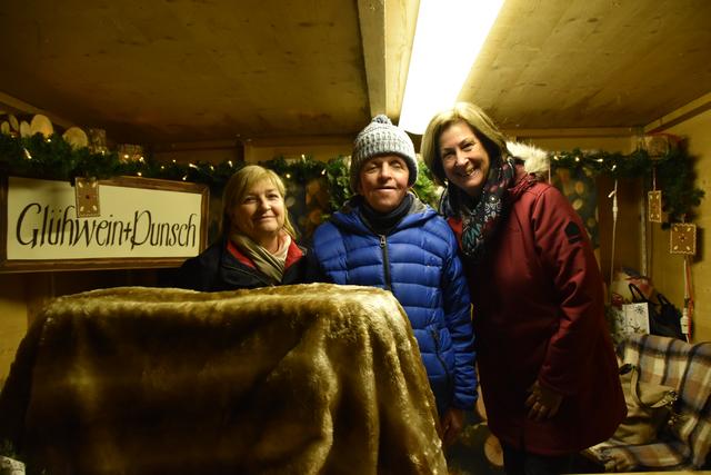 Susanne, Alex und Angelika verköstigten die Besucher mit Glühwein und Punsch. | Foto: Michael Kendlbacher