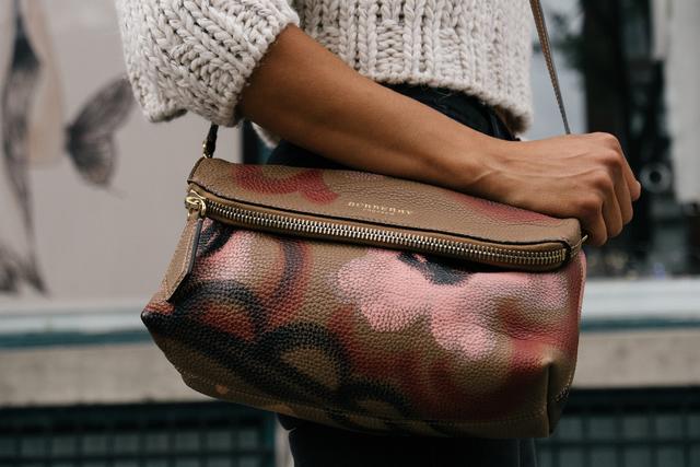 (Symbolbild!) Burschen stahlen einer Frau die Handtasche.