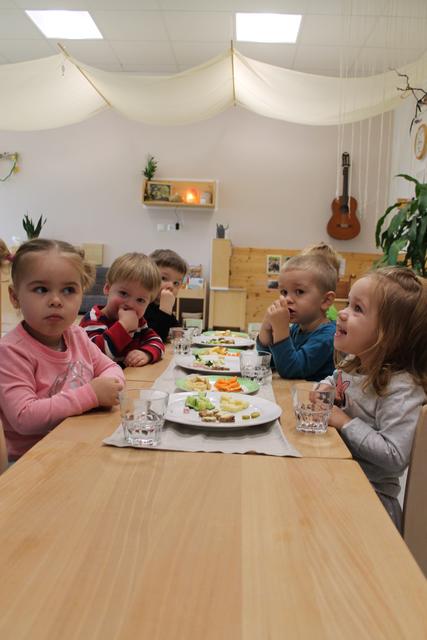 Am Vormittag bereiten die Betreuerinnen gemeinsam mit den Kindern eine gesunde Jause zu. | Foto: BRS/Losbichler