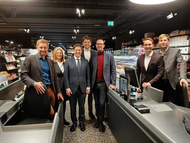 Freude bei der Traunpark-Leitung und der MPREIS-Geschäftsführung über die Neueröffnung in Wels.