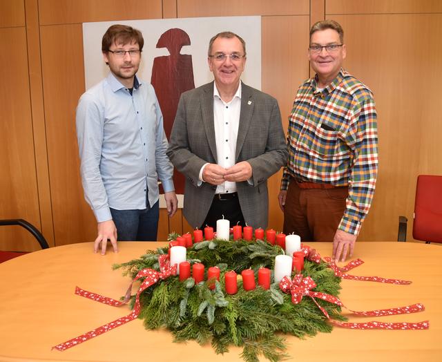 Lektor und Jugendbetreuer Raphael Schmidt (l.), Bürgermeister Rupert Dworak und Pfarrer Mag. Andreas Lisson (r.)
