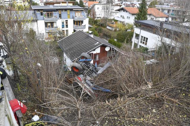 Riesen Glück im Unglück. Beim Traktorunfall auf der Völserstraße wurde niemand verletzt. | Foto: Zeitungsfoto