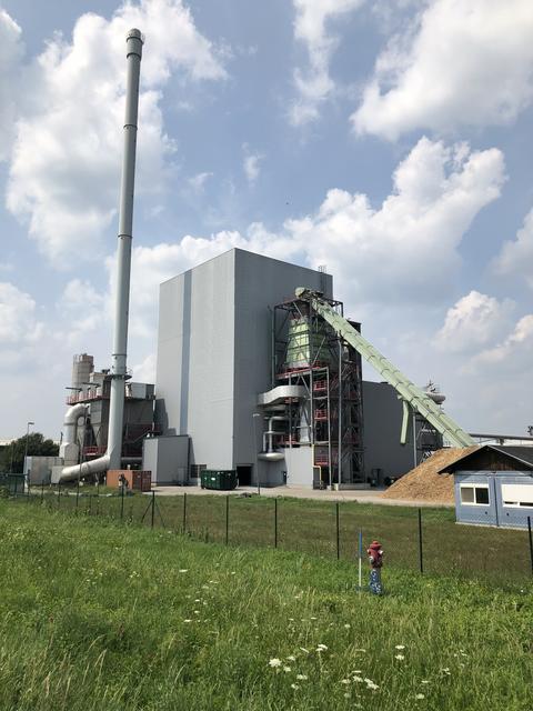 Das Biomasse-Kraftwerk im Heiligenkreuzer Industriegebiet erzeugt je zur Hälfte Strom und Wärme.