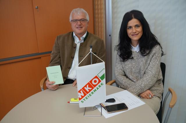 Birgit Pölzl, hier mit Gerhard Streit, kann die Schülerbeförderung in Stallhofen aus wirtschaftlichen Gründen nicht mehr aufrecht erhalten. | Foto: Almer