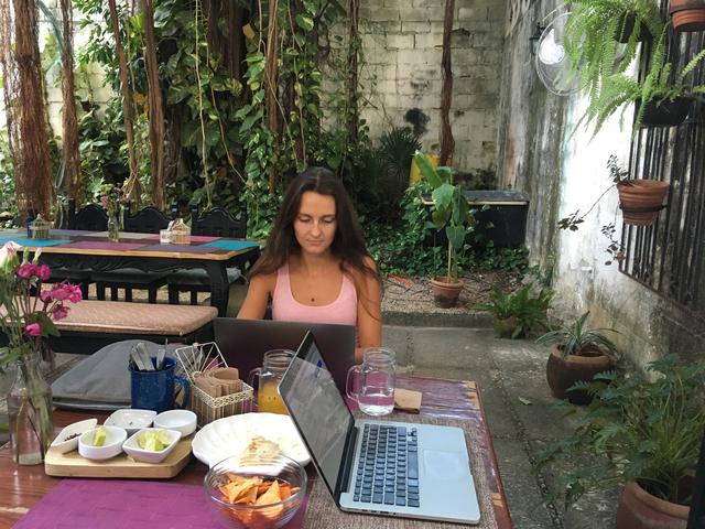 Ihren Job erledigt Anna Hettegger von Plätzen überall auf der Welt, z. B. Cancun (Mexiko).