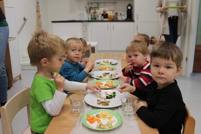 Am Vormittag bereiten die Betreuerinnen gemeinsam mit den Kindern eine gesunde Jause zu. | Foto: BRS/Losbichler
