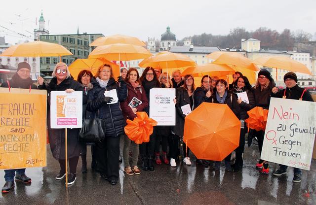 Mit orangen Schirmen bewaffnet stürmte der Flashmob die Staatsbrücke. | Foto: ÖGB