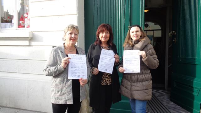 Am Foto: Die drei Hundeplattform-Gründerinnen – GR Silvia Dobner, GR Heidi Hofbauer und StR Christine Witty – unterstützen den Antrag zur Volksabstimmung über das neue NÖ Hundehaltegesetz. Bis 5. Dezember können dies alle interessierten BürgerInnen in ihren jeweiligen Gemeindeämtern ebenfalls tun.