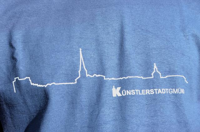 Bedruckt sind die Textilien minimalistisch lediglich mit der Silhouette der „Skyline“ von Gmünd...