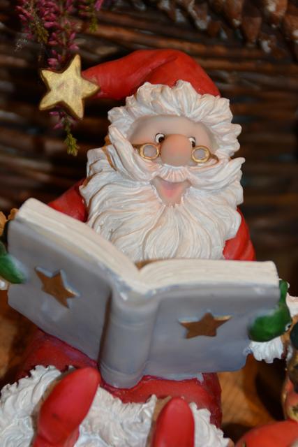 Weihnachtsmann mit Buch aus Keramik | Foto: Harald Neuhold