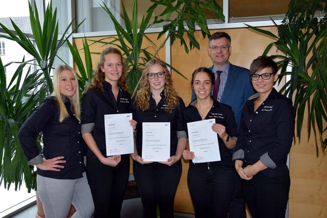 Siegerin Lisa Lindner (mit Urkunde Mitte), flankiert von den Nächstplatzierten Anna-Maria Dichtl (re.) und Katharina Klotz, den Pädagoginnen Nina Viertl und Martha Jenewein sowie Dir. Ronald Zecha