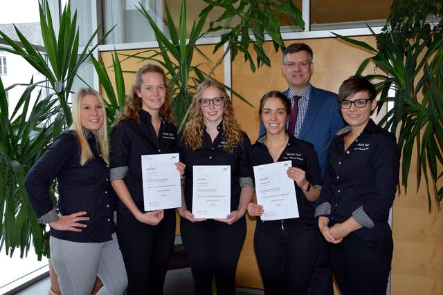 Siegerin Lisa Lindner (mit Urkunde Mitte), flankiert von den Nächstplatzierten Anna-Maria Dichtl (re.) und Katharina Klotz, den Pädagoginnen Nina Viertl und Martha Jenewein sowie Dir. Ronald Zecha | Foto: HBLFA