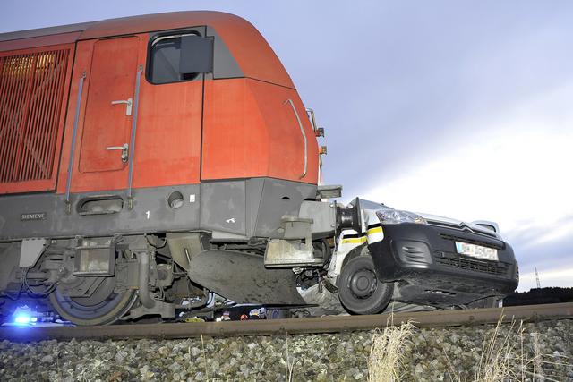 Auf einem unbeschrankten Bahnübergang wurde der Pkw von einem Personenzug erfasst.