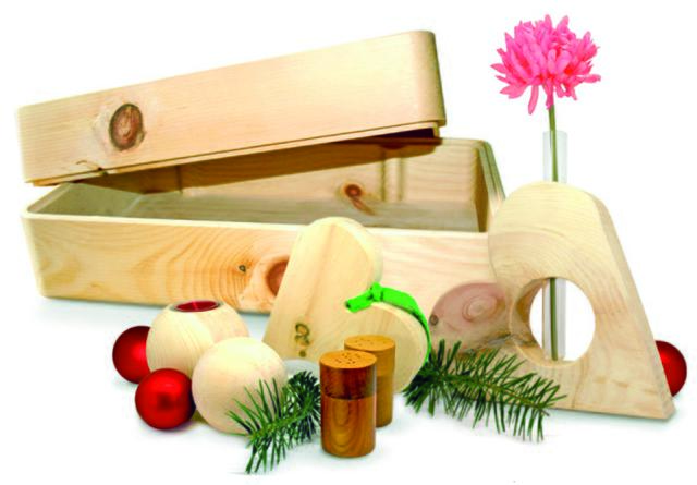 Gross-ARTige Geschenke: Brotbox aus Zirbe, Salz-/Pfefferstreuer, Zirbenherz mit Vase, Holzbausteine etc.