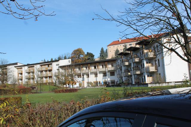 Das Alten- und Pflegeheim in Grein: Am 1972 errichteten und bei einer Sanierung 1996 um einen Trakt erweiterten Haus nagt der Zahn der Zeit. Eine Frischzellenkur steht bevor.