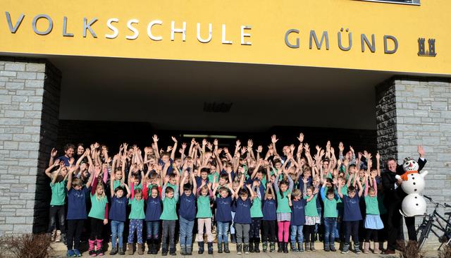 Die jubelnden Volksschüler und Lehrer vor der Schule...