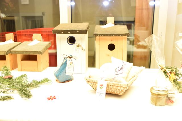 Vogelhäuschen, Weihnachtskarten und Dekoration standen zum Verkauf bereit. | Foto: Michael Kendlbacher