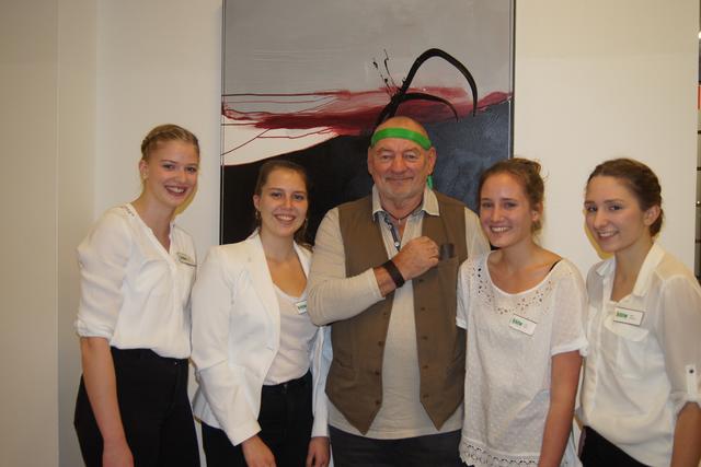 Die Organisatorinnen freuen sich mit dem Künstler Peter Mairinger über die gelungene Vernissage der Ausstellung "HERZtränen brennen". Foto: Simon Stock
