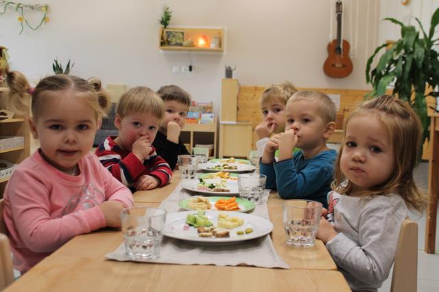 Am Vormittag bereiten die Betreuerinnen gemeinsam mit den Kindern eine gesunde Jause zu. | Foto: BRS/Losbichler