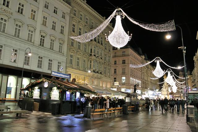 An den Samstagen vor Weihnachten fahren U1, U3, U4 und U6 sowie die Straßenbahnen 43, 46 und 49 öfter als sonst.