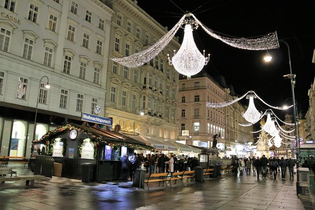 An den Samstagen vor Weihnachten fahren U1, U3, U4 und U6 sowie die Straßenbahnen 43, 46 und 49 öfter als sonst. | Foto: Marie O. 