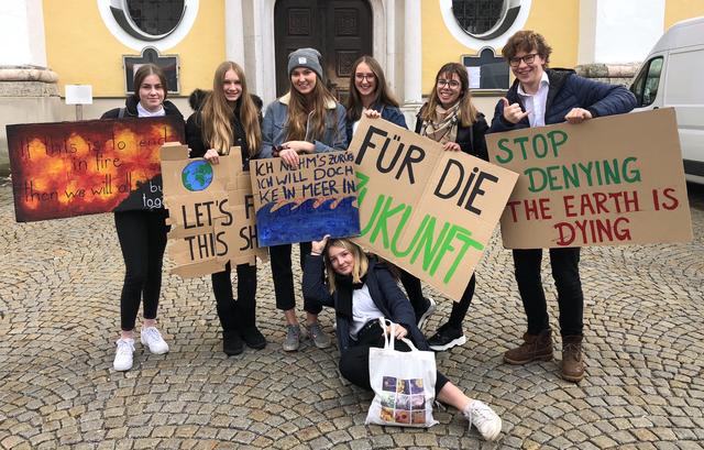 Schüler protestierten für den Klimaschutz in St. Johann. | Foto: Johanna Schweinester