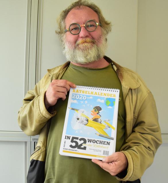 Klaus Süß präsentiert seinen Rätselkalender.