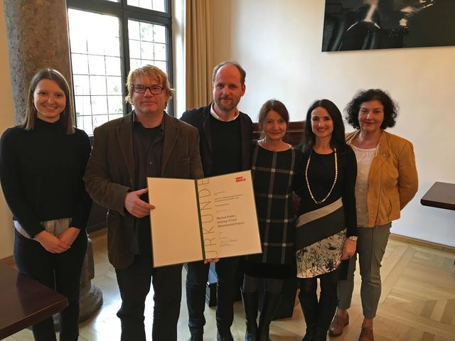 Große Ehre für die „Musicbanda Franui“: Die ressortzuständige Vizebürgermeisterin Uschi Schwarzl (3. v. r.) sowie GRin Irene Heisz (r.), GRin Theresa Ringler (l.) und Cornelia Spuller (Kulturamt; 2. v. r.) gratulierten den Leitern des Musikensembles Markus Kraler (2. v. l.) und Andreas Schett (Mitte). | Foto: Stadt Innsbruck/Paul Schuierer-Aigner