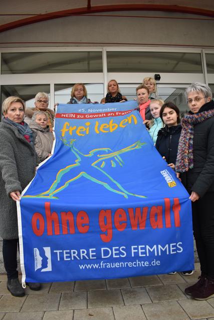 Mattersburgs Frauen hissen vor dem Rathaus eine Fahne als Zeichen für die internationale Kampagne "16 Tage gegen Gewalt".