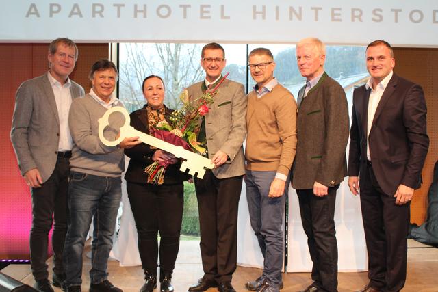 Offizielle Schlüsselübergabe v.li.: Helmut Holzinger, Peter Schröcksnadel, Manuela Hasni, Markus Achleitner, Markus Schröcksnadel, Helmut Wallner, Rainer Rohregger